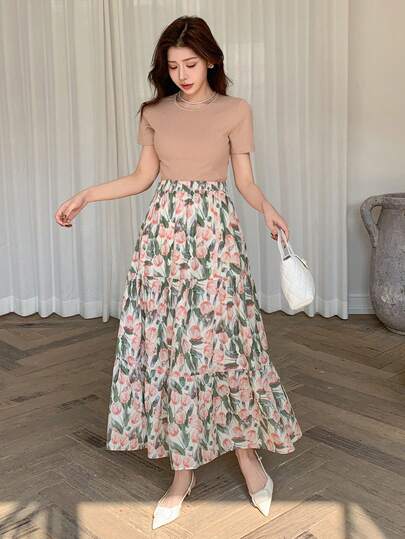 DAZY Ensemble 2 pièces pour femmes avec t-shirt à col rond de couleur unie à manches courtes et jupe décontractée à fleurs ditsy