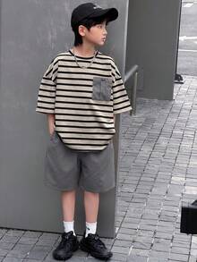 两件套儿童/青少年男童休闲韩版宽松舒适百搭条纹印花撞色口袋圆领短袖T恤和纯色短裤套装，适合通勤、上学、日常休闲穿着、运动、春夏穿着。 - 灰色 - 查看 5