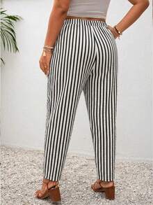 SHEIN Frenchy Pantalones casuales a rayas de talla grande, de tela tejida, para uso diario, ir y venir, vacaciones, con bolsillos - Blanco y Negro - Ver 2