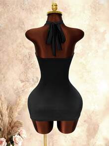 Mistrie Vestido mini ajustado con cuello halter y diseño floral calado en rojo, vestido de verano sexy para vacaciones - Negro - Ver 5