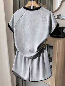 Bộ đồ 2 mảnh cho bé gái tuổi teen - Áo thun tay raglan dáng rộng màu xám và đen phối nơ + Quần short có túi dây rút, trang phục thể thao thường ngày, thiết kế mùa hè, đa năng, cơ bản, ngoài trời, áo thun cổ tròn tay ngắn mềm mại, phù hợp cho mặc hàng ngày, kỳ nghỉ, lễ hội, phong cách mùa xuân và mùa hè. - Nhiều màu - Xem 2