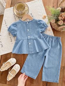 Baby Mädchen Jeans Set. Neue Sommer Kollektion. Modischer Casual Stil. Kurzarm Top + Jeans Hose 2 Stücke Set. Mittelblau Waschung, Taille Rüschen Design mit süßer Schleife Stickerei. Locker A-Linie Silhouette. Elastischer Bund. Leichter, weicher Baumwoll-Denim Stoff, bequem und hautfreundlich. Ein Muss für modebewusste Mädchen. Minimalistischer Casual Stil geeignet für Sommer, Alltagstragen, Fotoshootings, Ausflüge, Partys, Musikfestivals, Urlaub etc. Neue Ankunft Baby Mädchen Jeans Set - Helle Waschung - Übersicht 3
