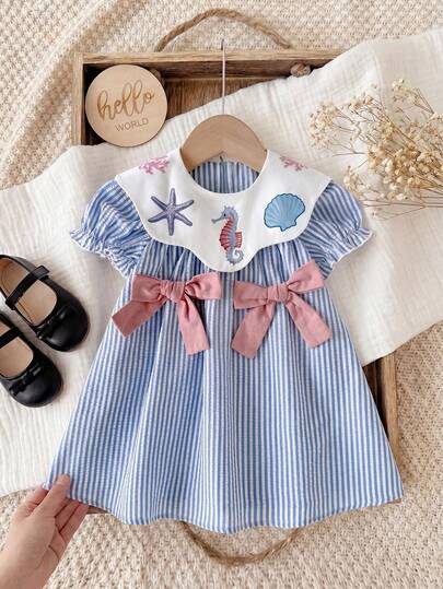 这款 SHEIN 可爱女婴休闲简约条纹连衣裙，饰有蝴蝶结，适合生日派对、晚宴、演出、婚礼、洗礼、开幕式、日常穿着、上学、郊游以及春夏季节穿着。