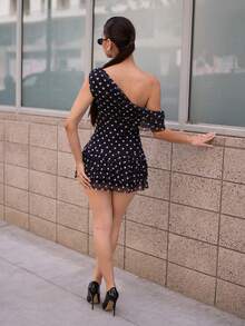 Andrea Bello 女士黑色优雅不对称荷叶边迷你连衣裙，黑色小黑裙，适合日常约会、派对、聚会、鸡尾酒会、浪漫约会、伴娘礼服、晚间外出等场合。 - 黑色 - 查看 2