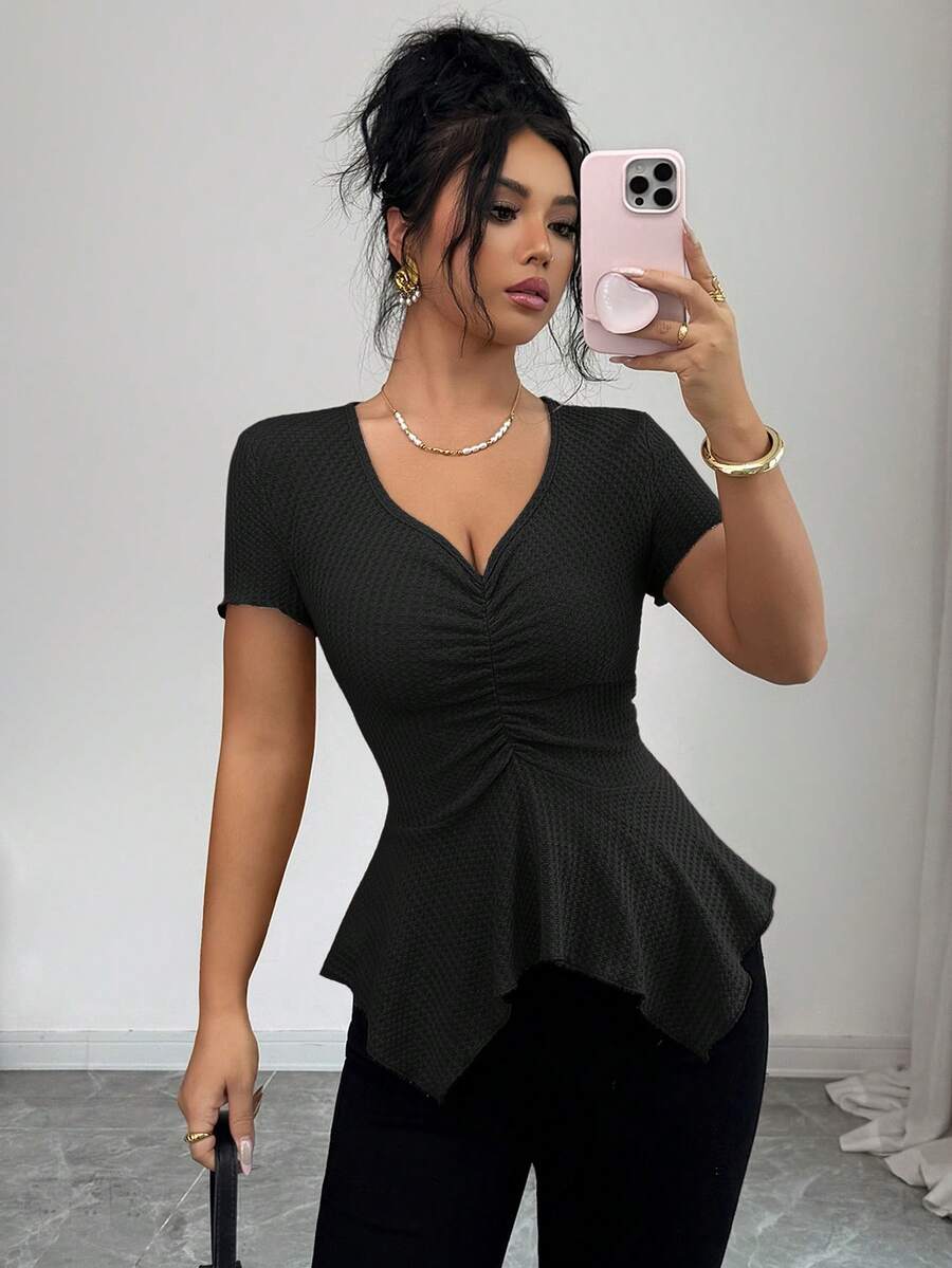 SHEIN Elenzya 女士华夫格针织V领短袖不对称荷叶边下摆优雅浪漫休闲T恤,春夏款 - 黑色 - 查看 1