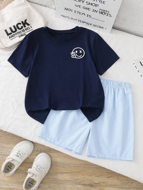 Set de 2 piezas de camiseta de manga corta de cuello redondo con estampado casual y pantalones cortos a rayas para niños, verano