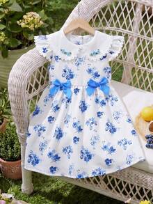 SHEIN Vintaside Kids 女童法式瓷器風洋裝，柔軟親膚面料，蕾絲荷葉袖，領口飾有精緻水鑽，可調節腰部蝴蝶結，滿版藍色玫瑰花卉印花，寬鬆A字版型，適合生日派對、家庭出遊、日常穿著，輕盈春夏季 1 件式兒童洋裝 茶會洋裝 女童洋裝 花卉印花洋裝 兒童夏季洋裝 - 藍色 - 查看 4
