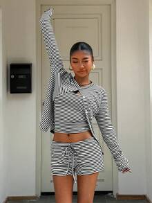 Muchica 女士条纹针织长袖单排扣外套、吊带背心和短裤三件套休闲套装 - 黑與白 - 查看 7