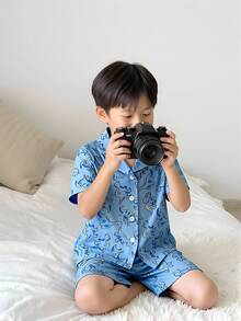 两件套男童蓝色可爱恐龙图案针织Polo领短袖短裤睡衣套装，采用舒适阻燃面料制成，适合男童休闲家居服穿着。 - 藍色 - 查看 7