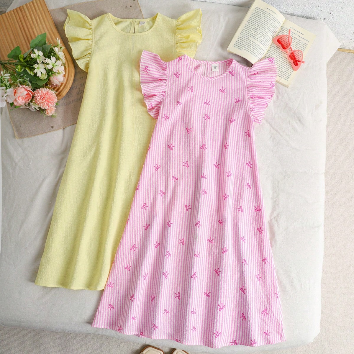 Set de 2 vestidos de línea A con manga corta y decoración de moño para niñas preadolescentes, de tela texturizada amarilla, moda casual suelta par