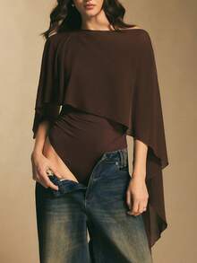 SHEIN PETITE CURVE Body feminino plus size com um ombro só e capa - Apresenta mangas assimétricas drapeadas em chiffon para um look elegante para a noite. Body com manga capa de um ombro só, body drapeado, top feminino assimétrico para a noite, body marrom, body capa de chiffon moderno, estilo outono/inverno. Top assimétrico, top capa, top marrom chocolate - Castanho Café - Ver 4