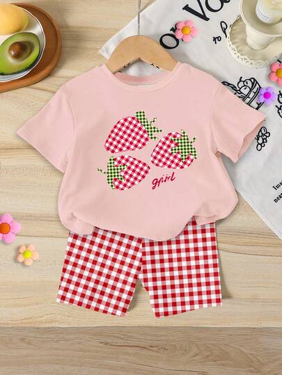 Bộ đồ đôi cho bé gái gồm áo thun ngắn tay in hình dâu tây và lá cây, kèm quần short kẻ caro đỏ, thích hợp cho mùa hè đi học, ở nhà, dã ngoại, du lịch, trang phục hè dễ thương cho bé gái.
