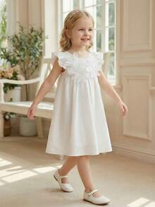 SHEIN Elladie kids 女童纯色优雅连衣裙。精致的荷叶袖设计增添可爱魅力，A字廓形优雅大方。3D立体花卉装饰更添活力。适合多种场合：户外玩耍，轻松吸引眼球；居家休闲，舒适自在；参加派对，优雅吸睛。小公主们的首选。 - 白色 - 查看 12