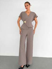 Siren Gaze Damen 2-teiliges Outfit Pastell Sommer elegant sexy Business Lässig elegant Büro Golf V-Ausschnitt Wickeloberteil Slim Fit weite Hose Set asymmetrische Knopfleiste - Aprikosenfarben - Übersicht 3