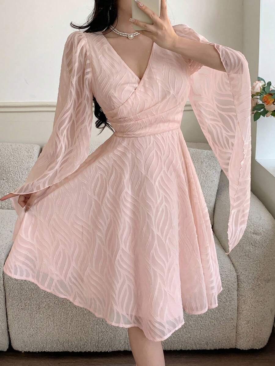 Feyla Vestido corto elegante de mujer con cuello en V superpuesto y mangas divididas con textura - Rosa - Ver 1