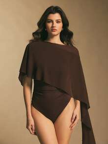 SHEIN PETITE CURVE Body feminino plus size com um ombro só e capa - Apresenta mangas assimétricas drapeadas em chiffon para um look elegante para a noite. Body com manga capa de um ombro só, body drapeado, top feminino assimétrico para a noite, body marrom, body capa de chiffon moderno, estilo outono/inverno. Top assimétrico, top capa, top marrom chocolate - Castanho Café - Ver 3