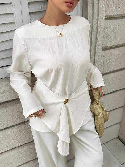 Dazy Plus 纹理收腰优雅通勤金色装饰长袖白色衬衫，加大码，春夏度假风