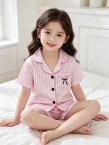 SHEIN 2件套女童休闲蝴蝶结刺绣口袋开襟领仿丝短袖上衣和短裤家居服套装 - 粉色 - 查看 10