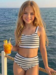 SHEIN 少女黑白条纹针织纹理贝壳边吊带比基尼套装，适合游泳、度假、夏季海滩穿着，儿童泳衣套装，夏季假期 - 黑與白 - 查看 1