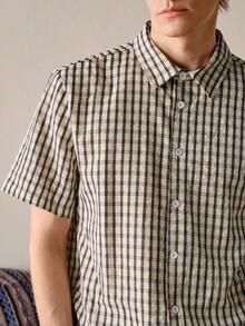 VeloEdit Camisa casual de manga corta con botones y estampado a cuadros texturizado, Old Money - Negro - Ver 5