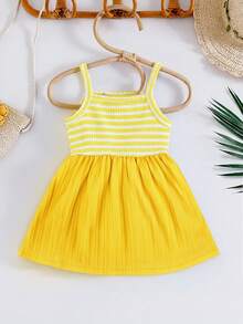 SHEIN Playful Pals 女婴吊带A字连衣裙。这款连衣裙采用吊带设计，简约优雅。A字裙摆更添活泼可爱之感。宽松版型适合各种身材。适合夏季海滩度假、户外野餐以及休闲外出等活动，让宝宝在享受轻松自由时光的同时，展现她们独特的魅力。 - 黃色 - 查看 2