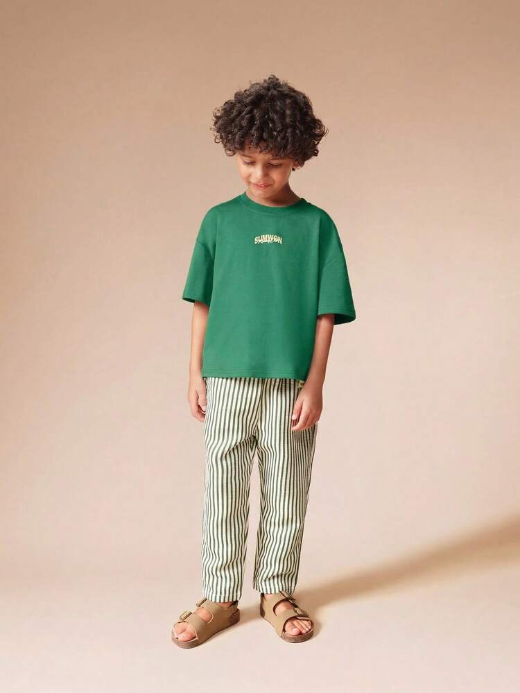 Conjunto de verano para niños con camiseta oversize estampada con coches de carreras y pantalones a rayas, conjunto informal de dos piezas con cuello redondo y manga corta