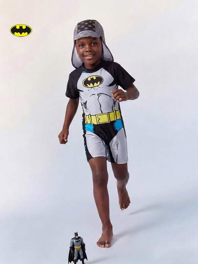 BATMAN X SHEIN Maija Kids 男童卡通英雄印花无袖连体泳衣，配短裤和遮阳帽，沙滩/度假风