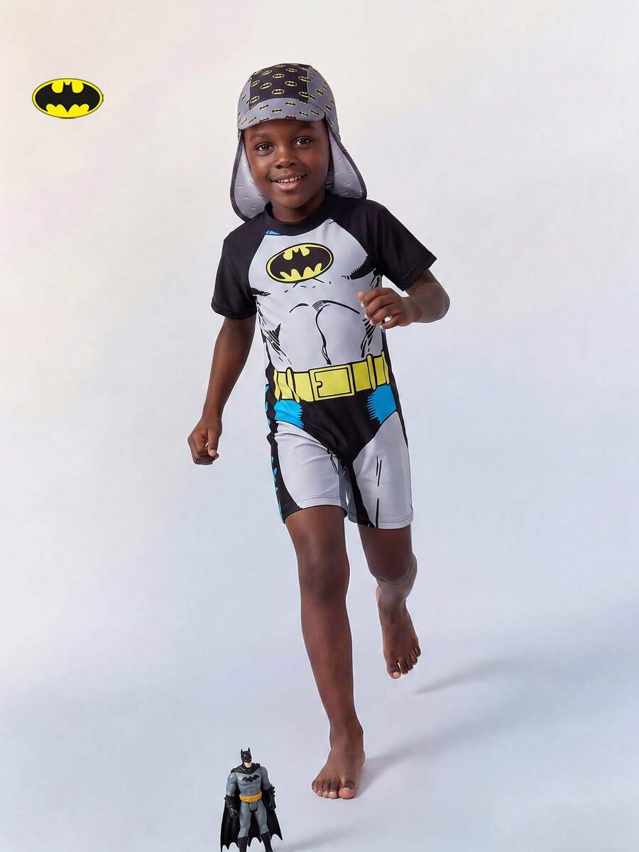BATMAN X SHEIN Maija Kids 男童卡通英雄印花无袖连体泳衣，配短裤和遮阳帽，沙滩/度假风 - 灰色 - 查看 1