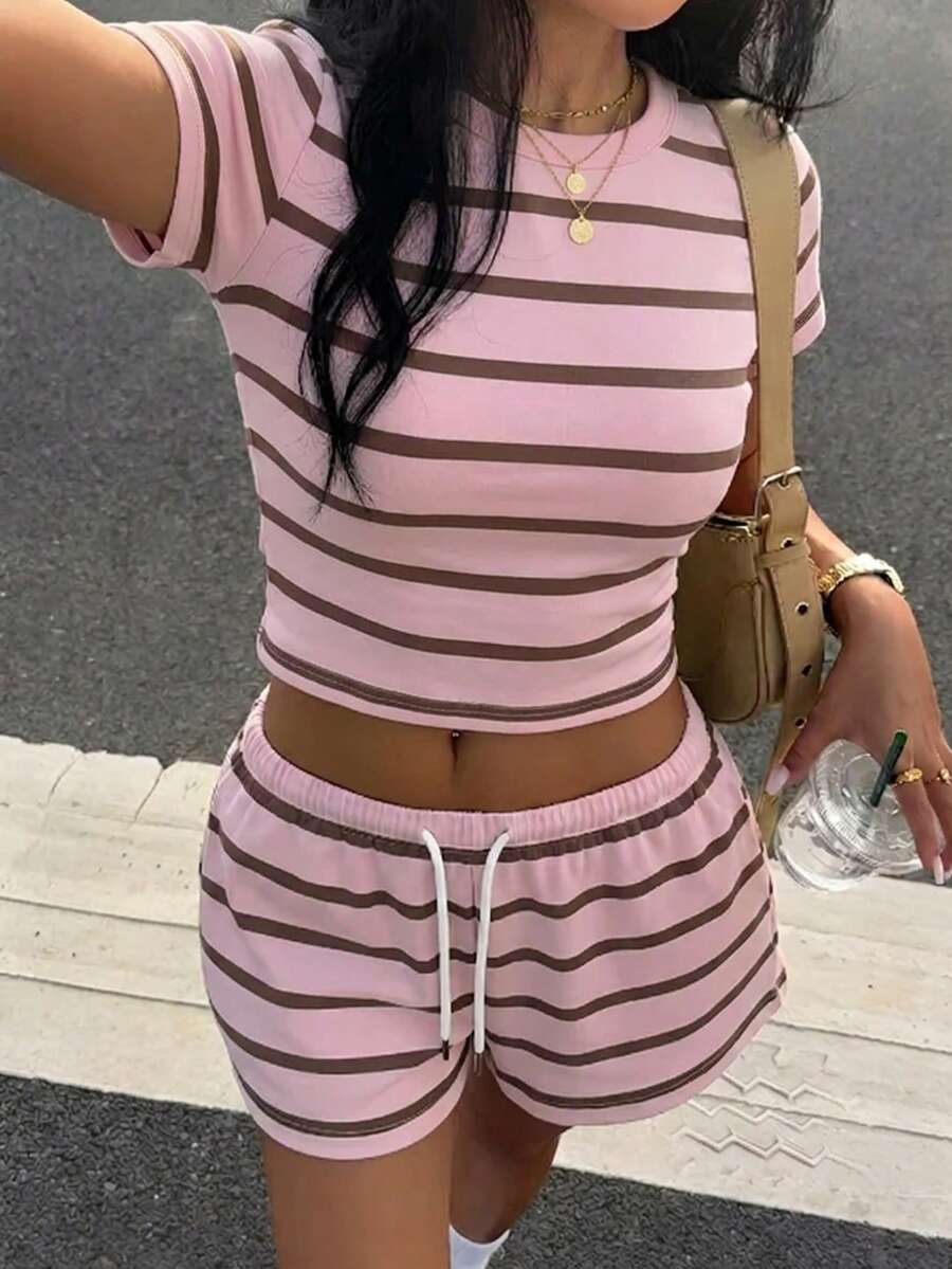 Muchica 2026新款休闲条纹印花宽松露脐上衣和短裤两件套，百搭设计，适合街头风、派对、音乐节、夏季日常穿着 - 彩色 - 查看 1