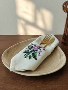 Cirelle Khăn ăn vuông được làm từ 50% vải cotton và 50% polyester với họa tiết thêu tinh tế. Sản phẩm có tông màu tím trang nhã và lãng mạn, phù hợp cho bàn ăn, làm tấm lót bàn, trang trí nhà cửa, họp mặt gia đình, trang trí lễ hội, quán cà phê, nhà hàng, tiệc chiêu đãi, hẹn hò, tiệc cưới và các dịp trong nhà và ngoài trời khác. - Màu Lilac Tím - Xem 6
