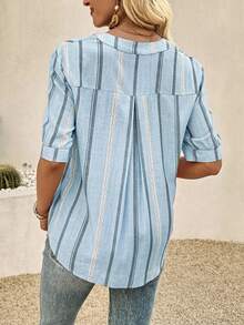 EMERY ROSE 休闲简约宽松V领七分袖女式衬衫，适合夏季穿着，是夏季外出穿搭的理想之选。这款衬衫飘逸灵动，款式可爱，是夏季女装的完美搭配。波点图案，清新可爱。 - 藍色 - 查看 2