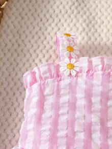SHEIN 新生女嬰夏季淺粉色格紋花朵刺繡吊帶上衣與短褲兩件套裝，可愛度假拍照造型 - 粉色 - 查看 7