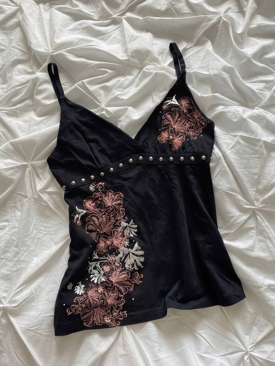 Attitoon Casual Retro Versátil Estampa Floral Punk Y2K Party, Roupa de Festival de Música, Roupa Gótica, Roupa Feminina para Uso Externo no Verão, Regata Feminina com Alças Finas e Costas Abertas com Rebites Trançados - Preto - Visão 1