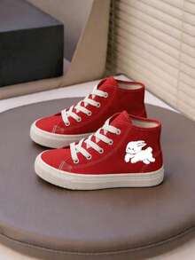 Tenis botín infantiles de tela con gráficos perfectos para actividades escolares, paseos, días casuales y juegos al aire libre. Agujetas blancas y gráficos laterales divertidos, que aportan estilo, dinamismo y personalidad al outfit diario. Fabricados en lona transpirable de alta resistencia, con suela de caucho flexible. Estilo urbano, deportivo y casual, ideal para la temporada Primavera-Verano, combinando fácilmente con jeans, shorts o joggers tenis niña Gatito - Rojo - Ver 2