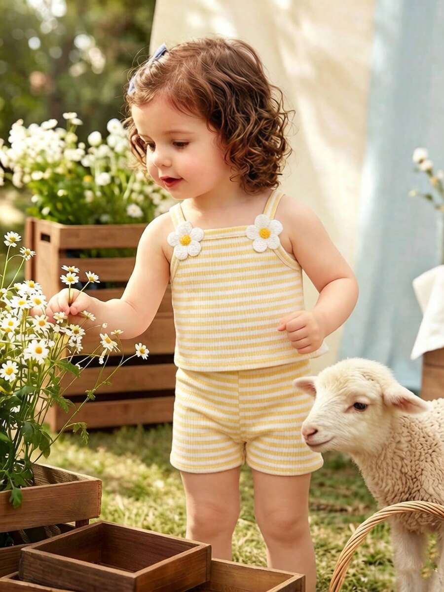 SHEIN Playful Pals 两件套女婴无袖条纹针织提花吊带背心+松紧腰短裤休闲可爱套装，适合夏季外出或度假 - 黃色 - 查看 1