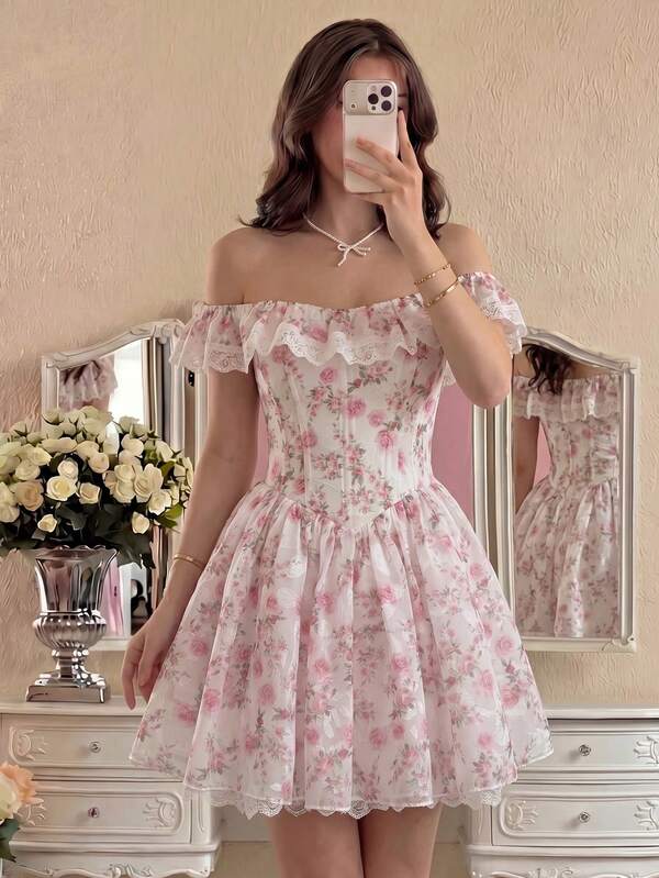 Glamine Charm Đầm nữ phong cách nghỉ dưỡng lãng mạn, đầm ngắn bằng chiffon in hoa khoét eo, đầm trễ vai xếp nếp.