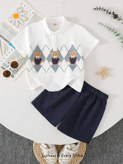 Cozy Pixies Bộ 2 món gồm áo polo tay ngắn cổ bẻ và quần đùi cạp chun họa tiết gấu hoạt hình dành cho bé trai.