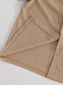 SHEIN Vacaura Bộ đồ đôi cho bé trai gồm áo sơ mi ngắn tay và quần short dệt kim kẻ sọc dọc, chất liệu pha trộn, thân thiện với da và thoáng khí. Áo có thiết kế kẻ sọc dọc nhiều màu với cổ áo nhỏ và tay ngắn; quần short có chun co giãn. Phong cách thường ngày phù hợp cho kỳ nghỉ, đi nhà trẻ, đi biển, v.v. Có thể mặc cả bộ hoặc riêng lẻ để tạo nên một bộ trang phục trẻ em năng động, tươi sáng, một bộ đồ thời trang cho năm học mới. - Màu Khaki - Xem 3