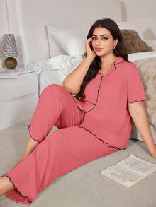 SHEIN Bộ đồ mặc nhà thoải mái 2 mảnh dành cho nữ cỡ lớn, chất liệu chiffon mềm mại, rủ nhẹ, họa tiết hoa màu hồng dưa hấu, kiểu dáng cổ điển, cổ bẻ, tay ngắn, có bèo nhún và xếp ly. - Màu Hồng  Dưa hấu - Xem 5
