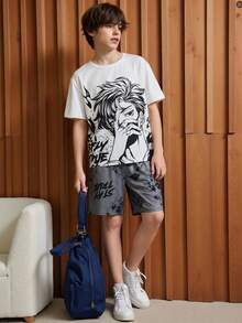 一套酷炫动漫人物印花休闲家居服套装，包含短袖上衣和短裤，轻盈顺滑的涤纶面料，穿着舒适，适合男孩。 - 彩色 - 查看 2