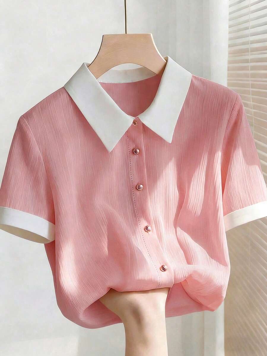 Franclia Áo kiểu nữ cỡ lớn màu hồng thanh lịch mới cho mùa hè, chất liệu chiffon, cổ trắng, dáng rộng, tay ngắn. Thích hợp cho mùa hè, lễ hội và các dịp nghỉ lễ. Đặc điểm nổi bật: cúc kim loại trang trí, kiểu dáng đa năng, cổ áo tương phản, dáng rộng, tay ngắn và vải xếp ly. Trang phục mùa tốt nghiệp, trang phục công sở thời trang, trang phục thường ngày năng động, trang phục chuyên nghiệp thành thị. - Bụi hồng - Xem 1