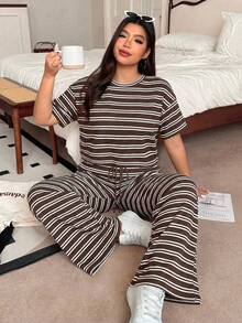 SHEIN EZwear Bộ đồ thể thao 2 món cỡ lớn gồm áo thun và quần kẻ sọc nâu, thích hợp cho mùa hè. - màu nâu - Xem 3
