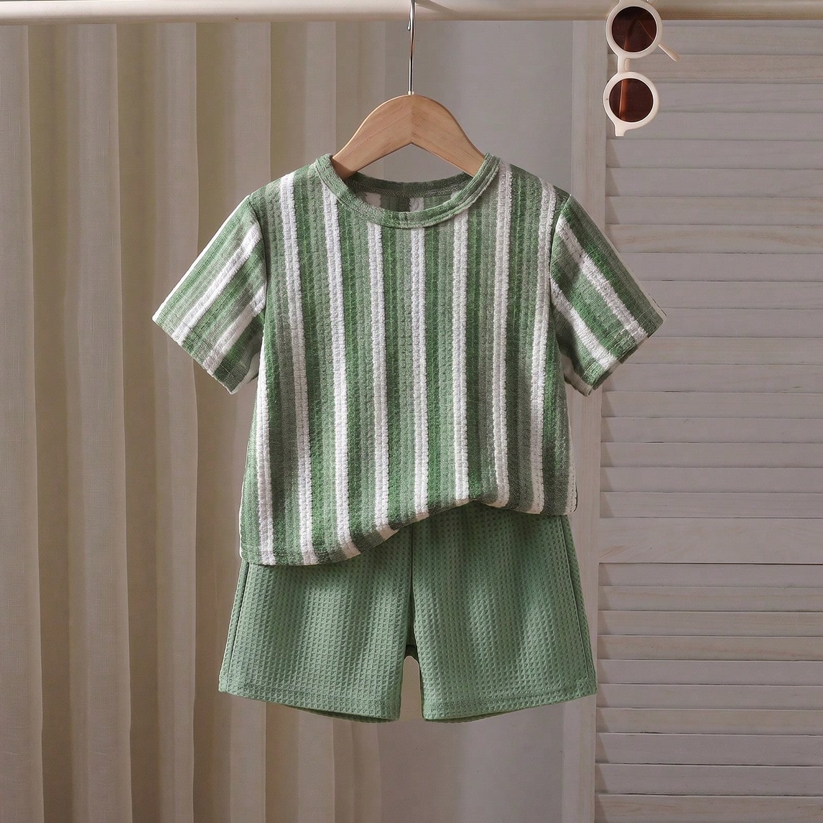 Set de 2 piezas de camiseta de manga corta y pantalones cortos a rayas de waffle para niños, adecuado para uso diario, jardín de infantes, actividad