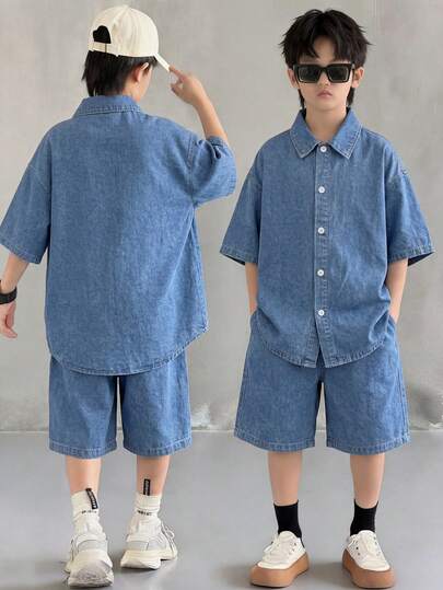 Bộ 2 món thời trang cho bé trai tuổi teen, phong cách Y2K vintage cá tính, gồm áo sơ mi ngắn tay và quần short denim rộng rãi, thoải mái. Thích hợp cho bé trai mặc hàng ngày, dự tiệc mùa xuân hè, lễ hội và các hoạt động đường phố.