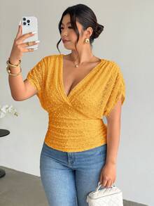 Firerie 大码女式舒适休闲优雅度假风纹理面料褶皱V领短袖弹力腰显瘦T恤，春夏款 - 黃色 - 查看 2