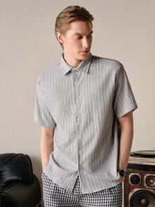 VeloEdit Camisa de manga corta a rayas verticales con corte boxy para hombre, estilo casual refinado para ir al trabajo y uso diario, verano, vacaciones, estilo Old Money, frente y boyfriend - Blanco - Ver 4