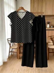 SHEIN Frenchy 休闲简约浪漫复古波点印花大码女式度假V领短袖上衣搭配黑色长裤套装，大码两件套，度假装，夏季服饰 - 彩色 - 查看 6