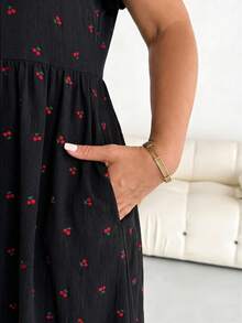 SHEIN Essnce Đầm nữ cỡ lớn kiểu dáng thường ngày mùa hè, họa tiết quả anh đào in toàn thân, cổ chữ V, có túi, thắt eo. - màu đen - Xem 3
