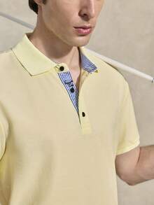 Courvante 男士字母刺繡領口 Polo 衫，條紋短袖黃色，適合工作、高爾夫、網球，極簡商務通勤與男友風 - 黃色 - 查看 8