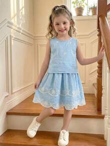 SHEIN Vintaside Kids Bộ đồ hai mảnh cho bé gái gồm áo không tay mềm mại, thoáng khí với họa tiết hoa trắng và chân váy ren xếp tầng, dáng rộng, thích hợp cho các hoạt động thường ngày như đi chơi, công viên, dã ngoại, mua sắm vào mùa xuân/hè. - Màu xanh lam - Xem 2